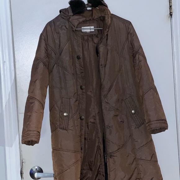 Brown coat, with hood, beautiful still new and keeps warm - Picture 2 of 2